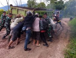 Pulang mencanangkan Kampung Pancasila, Dandim 1414 Tator Bantu Dorong Truk Terjebak Lumpur.