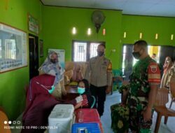 Sinergitas TNI-Polri Pantau Giat Vaksinasi di Kantor Desa Cikoang