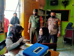 TNI-Polri Bersinergi Pantau Giat Vaksinasi di Kantor Desa