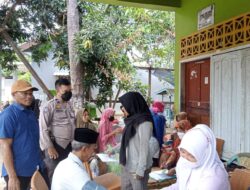 Bhabinkamtibmas Laksanakan Pengamanan Dan Pendampingan Kegiatan Vaksinasi di Desa Binaan