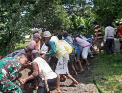 Perjuangan Babinsa 1426-02/Polsel Bersama Warga Bangun Jembatan Darurat