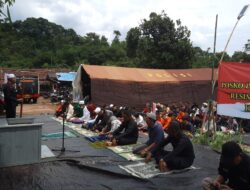 Polri Gelar Salat Jumat dan Salat Gaib Berjamaah di Lokasi Gempa Cianjur