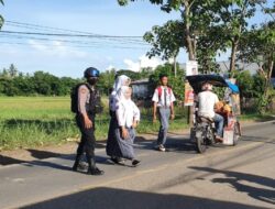 Pengaturan Arus Lalin di Pagi Hari, Sat Samapta Polres Takalar Bantu Pelajar Menyeberang Jalan