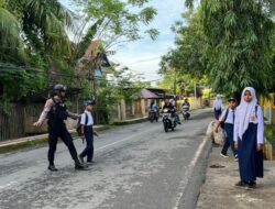 Pelayanan Prima Kepolisian, Sat Samapta Bantu Pelajar Menyeberang Jalan