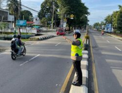 Hadir Melayani Masyarakat, Polwan Sat Lantas Polres Takalar Lakukan Pengaturan Pagi