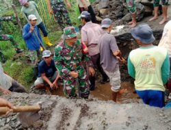 Babinsa Bersama Warga Gotong Royong Perbaiki Jalan Desa Binaan