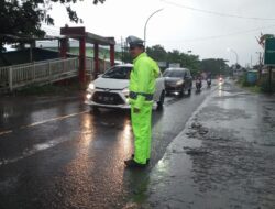 Meski Cuaca Hujan, Sat Lantas Polres Takalar Tetap Lakukan Pengaturan Pagi