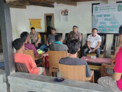 Jum’at Curhat Kapolres Bulukumba Bersama Kades Lembanna Di Pantai Mandala Ria.