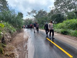 Polisi Bantu Bersihkan Jalan, Dampak Abu Vulkanik Pasca Erupsi Merapi