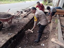 Bhabinkamtibmas Sombalabella Gotong Royong Bersihkan Selokan Untuk Antisipasi Banjir