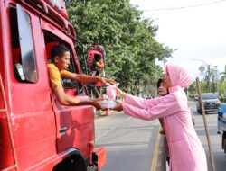 Bulan Penuh Berkah, Bhayangkari Bersama Polwan Polres Takalar Bagi Takjil Gratis