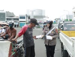 Personel Dan Bhayangkari Polres Bulukumba Bagi – Bagi Takjil Buka Puasa Di Bundaran Pinisi