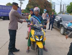 Berbagi Takjil ke Pengguna Jalan, Ini Harapan Kapolsek Polsel