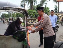 Polri Peduli, Kapolres Takalar Bersama Anggota Bagi-bagi Takjil Untuk Masyarakat Takalar