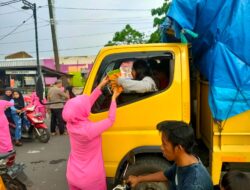 Raih Berkah Ramadhan, Kapolsek Galsel bersama Bhayangkari Bagi-bagi Takjil ke Masyarakat