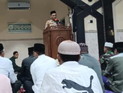 Kapolres Takalar Bersama Forkopimda Gelar Safari Ramadhan di Aeng Towa  Kapolres Takalar AKBP Gotam Hidayat, S.I.K., M.Si bersama Forkopimda Kabupaten Takalar melaksanakan safari Ramadhan 1444 H Tahun 2023 di Masjid Nurul Huda, Dusun Sa’gebongga, Desa Aeng Towa, Kecamatan Galut, Kabupaten Takalar, Selasa (18/04/2023) malam.  Dalam Pelaksanaan Safari Ramadan 1444 H tersebut, turut hadir Ketua Baznaz Kabupaten Takalar, Staf ahli bidang pemerintahan Hukum dan HAM, Kepala Dinas Tanaman Pangan, Kepala Badan Keuangan dan Aset Daerah, Kepala BKPSDM, Kabag Tata Pemerintahan Setda Kabupaten Takalar, para tokoh agama, tokoh masyarakat Desa Aeng Towa, serta jamaah Masjid Nurul Huda.  Dalam sambutannya, Kapolres Takalar AKBP Gotam Hidayat, S.I.K.,M.Si mengajak seluruh jamaah yang hadir bersama sama berpartisipasi dengan Kepolisian dalam menjaga Harkamtibmas, di wilayah Kecamatan Galesong Utara khususnya di Desa Aeng Towa.  “dalam kesempatan ini saya mengajak kepada bapak-bapak dan ibu-ibu untuk bersama-sama menjaga situasi Kamtibmas tetap Kondusif,  menjadi Polisi bagi diri sendiri dengan menjaga barang berharga utamanya kendaraan sepeda motor. Saya mengimbau agar memarkir kendaraan sepeda motornya ditempat yang aman, dan jangan lupa mencabut kunci sepeda motornya jika diparkir, serta apabila hendak keluar rumah agar tetap memperhatikan kunci pintu rumah dan jendela rumah untuk menghindari hal-hal tidak di inginkan”, pesan Kapolres.  Kapolres Takalar juga menjelaskan bahwa Safari Ramadhan yang dilakukan ini bertujuan untuk meningkatkan tali silaturahmi, kerjasama dan koordinasi antara pihak Kepolisian dan pemerintah Kabupaten Takalar dengan masyarakat khususnya warga masyarakat Desa Aeng Towa.  “Kegiatan ini akan terus dilaksanakan selama bulan Ramadhan, selain untuk menjalin kedekatan antara Polisi dan pemerintahan dengan masyarakat, juga demi terciptanya situasi Kamtibmas yang kondusif selama bulan Ramadan hingga lebaran nanti,” pungkasnya.  Usai pelaksanaan sholat Tarwih berjamaah, Kapolres Takalar didampingi Forkopimda yang hadir menyerahkan secara simbolis bantuan Kitab Suci Al-Qur’an dari pemerintah Kabupaten Takalar kepada pengurus Masjid Nurul Huda.