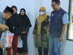 Pj. Bupati Takalar bersama Pj. Ketua TP. PKK Bagikan Paket Berkah Ramadhan Untuk Warga Kurang Mampu Ekstrem