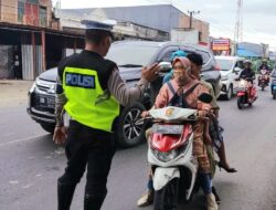 Simpatik dan Humanis, Sat Lantas Polres Takalar Beri Teguran Kepada Pelanggar Boncengan Tiga