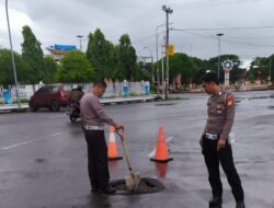 Cegah Lakalantas, Polisi Bersama Tagana Inisiatif Tambal Jalan berlubang.