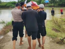 Tak Peduli Derasnya Arus Sungai, Bhabinkamtibmas Ini Tetap Usung Jenazah Ke Pemakaman