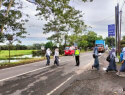 Pelayanan Prima Kepolisian, Sat Lantas Bantu Pelajar Menyeberang Jalan Saat Pengaturan Pagi