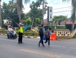 Berikan Rasa Aman, Polantas Takalar Bantu Pelajar Menyeberang Jalan