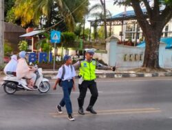 Pengaturan Pagi Sat Lantas Polres Takalar, Bantu Pelajar Menyeberang Jalan