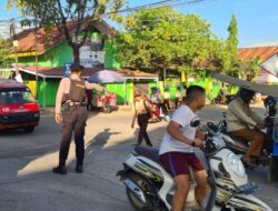 Pengaturan Pagi, Personil Satuan Samapta Polres Takalar Bantu Pelajar Menyeberang Jalan