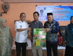 Pj. Bupati Takalar Serahkan Bantuan Alsintan