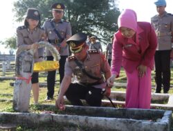 Jelang Peringatan HUT Bhayangkara ke-77, Polres Takalar Gelar Upacara dan Tabur Bunga di TMP Polongbangkeng