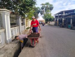 Bhabinkamtibmas Polsek Galut Gotong Royong Bersihkan Selokan Antisipasi Banjir