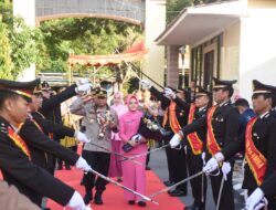 Tari Paduppa Dan Pedang Pora Sambut Kedatangan Kapolres Bulukumba Yang Baru