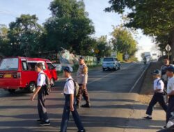 Commander Wish Pagi Polsek Polut Bantu Pelajar Menyeberang Jalan