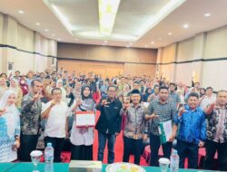 Pj. Bupati Bersama Kadis Pendidikan Dan Kebudayaan Takalar Serahkan Data Pendidikan