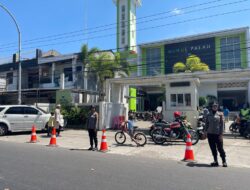 Polwan Polres Takalar PAM dan Gatur Lalin Saat Ibadah Sholat Jumat