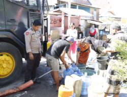 Polres Bulukumba Salurkan 6 Ribu Liter Air Bersih Ke Warga Kasimpureng