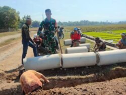 Babinsa Ajak Warga Gotong Royong Pasang Gorong-Gorong Untuk Saluran Irigasi