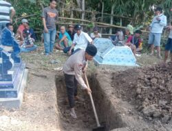 Bhabinkamtibmas Polsek Polut Polres Takalar Bantu Gali Kuburan Untuk Warganya Yang Meninggal Dunia