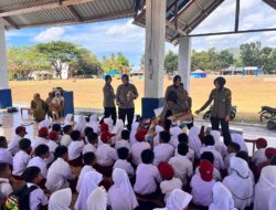 Peduli Literasi, Polwan Polres Bulukumba Bagikan Buku Ke Siswa Sekolah Dasar.