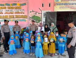 Gerakan Peduli Literasi, Satsamapta Polres Bulukumba Bagikan Puluhan Buku.