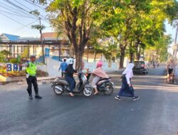 Peduli Keselamatan Warga, Satlantas Polres Takalar Gatur Pagi Sambil Bantu Masyarakat Menyeberang Jalan