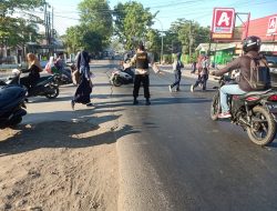 Berikan Kenyamanan, Personil Polsek Polut Pengaturan Pagi dan Bantu Pelajar Menyeberang Jalan