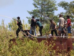 Sinergritas TNI-POLRI, Kompak Bantu Warga Padamkan Kebakaran Lahan Rumput Gajah