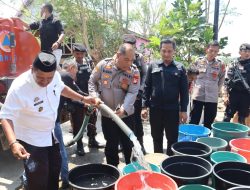 Maknai Hari Jadi Humas Polri Ke-72, Polres Takalar Bantu Warga Air Bersih