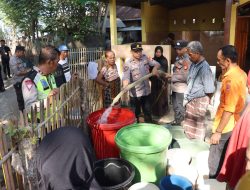 Warga Kesulitan Air Bersih, Polres Takalar Berikan Bantuan Ribuan Liter Air