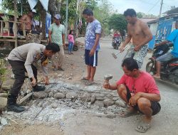 Bhabinkamtibmas Desa Bontokanang Bantu Warga Perbaiki Jembatan 