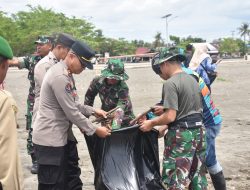 Polres Bulukumba Ikut Serta Aksi Bersih-bersih Di Pantai Merpati.