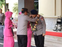 Pelepasan Kapolda Lama, Tradisi Pengantaran Irjen Pol Drs. Setyo Boedi Moempoeni Harso, dengan Pedang Pora di Polda Sulsel