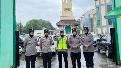 Ciptakan Suasana Yang Aman dan Nyaman Saat Beribadah, Polwan Polres Takalar Atur Lalin dan PAM Sholat Jum