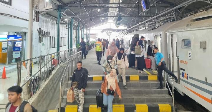 Riuh Libur Waisak di Stasiun Yogyakarta: Lonjakan Penumpang Mencekam